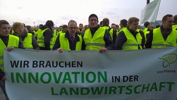 Klaus Mugele, LBV-Vizeprsident und Andreas Mller, Vorsitzender der Landjugend Wrttemberg-Baden auf der Demo "Wir machen EUCH satt"