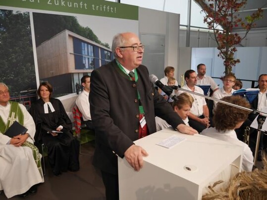Bauernschul-Leiter Egon Oehler bei der Begrung zur Erntedankfeier auf dem Hauptfest 2014