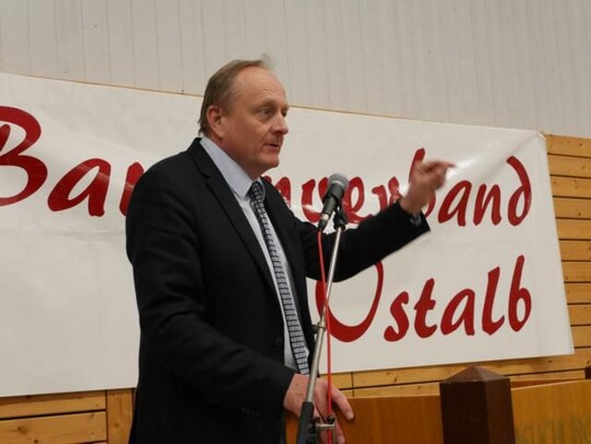 Prsident Joachim Rukwied auf der Ostalb: Kmpferische und berzeugende Rede beim Bauerntag 2015 in Heuchlingen.