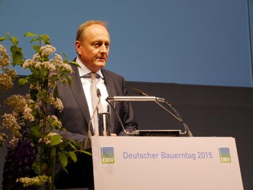 Deutliches Signal aus Erfurt: DBV-Prsident Joachim Rukwied berzeugt bei seiner Grundsatzrede und erhlt von den Delegierten Standing ovations.s