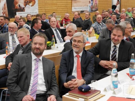 Landrat Klaus Pavel (2. von links; rechts daneben Brgermeister Peter Lang) sagte die Untersttzung der Verwaltung fr die Landwirte zu.