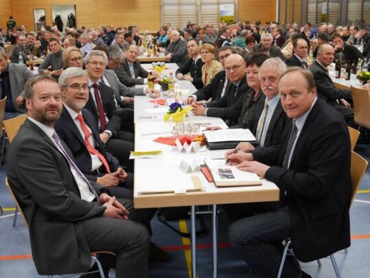Bauerntag Ostalb am 6. Mrz 2015 in Heuchlingen (vorne von links): Geschftsfhrer Johannes Strau, Landrat Klaus Pavel, Vorsitzender Anton Weber (2. von rechts), Prsident Joachim Rukwied.