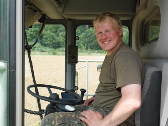 Sebastian Reutter stoppt kurz den Mähdrusch, um BWagrar aktuell über den Stand der Wintergerstenernte auf dem Betrieb Reutter in Hagelloch (Landkreis Tübingen) zu informieren.