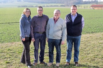 Neuer und alter Vorstand: Schriftführerin Ariane Amstutz, erster Vorsitzender Thomas König (v. l.), Kassierer Markus Auer (re.) wurden einstimmig wiedergewählt. Johannes Wegst aus Ulm wurde in Abwesenheit zum zweiten Vorsitzenden gewählt. Eckhard Hofmann (2. v. r.) hat sein Amt aufgegeben und wurde auf der Mitgliederversammlung für seine Verdienste geehrt.