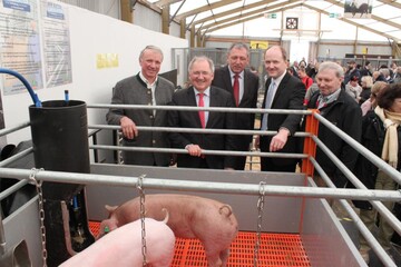 Presserundgang an der Ferkelbucht: v. l. Kreisvorsitzender KBV Rhein-Neckar-Kreis Wolfgang Guckert, Staatssekretr im Finanz- und Wirtschaftsministerium Peter Hofelich MdL, Oberbrgermeister Dr. Peter Kurz, LBV-Vizeprsident Hans-Benno Wichert und Schweinehalter Manfred Sommer
