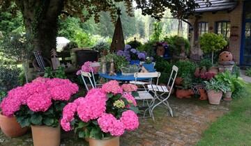 Im Landhausgarten von Familie Veit laden verschiedene Sitzpltze zum Genieen und Schauen ein.