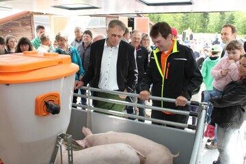 LBV-Vizeprsident Gerhard Glaser mit Milchviehhalter Andreas Roth am Schweinemobil (v.l.)