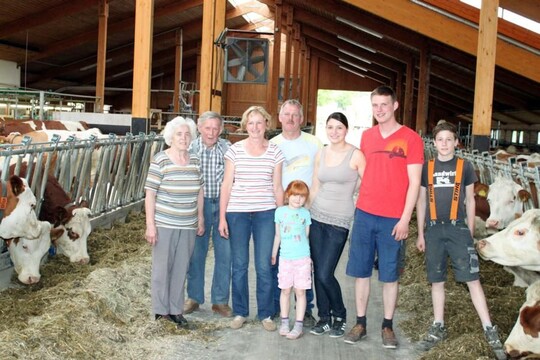 Vier Generationen leben und arbeiten auf dem Milchviehbetrieb (v. l.): Die Groeltern Maria und Gerhard Maier, die Eltern Helga und Gerhard, das Nesthkchen Laura mit Mama Nicole Reinhuber und Papa Ralf Maier. Nachbarsjunge Luis Bertsche ist begeisterter Helfer auf dem Betrieb.