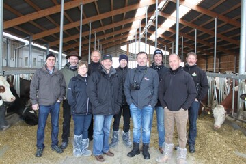 Bauern aus Luzern im Milchviehstall: (vorne l.) Beat Fuchs, Vreny Mller, Landwirt Hans-Georg Schwarz, Geschftfhrer Stefan Heller, Prsident Jakob Ltolf, (hinten l.) Joe Schnider, Wendelin Emmenegger, Ivo Wolfisberg, Thomas Oehen und Tony Kaufmann 