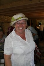 Rita Goller bei der Hutprobe: Ist sie nicht schick?