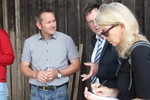 LBV-Fachreferent Horst Wenk (Mitte) erklärt einer Journalistin den Milchmarkt während der Betriebsrundgangs