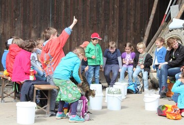 Spielerisch Lernen die Kinder was Khe fressen