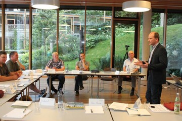 LBV-Vizeprsident Hans-Benno Wichert begrt die erste Seminargruppe