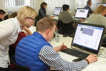 Jutta Zeisset erklrt Magnus Huler die weiteren Schritte in den Facebook-Einstellungen