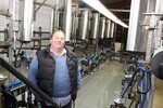 Matthias Müllerschön im Melkstand