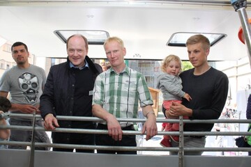 Blick in den mobilen Stall: LBV_Vizeprsident Hans-Benno Wichert und Vorsitzender des KBV Ostalb Hubert Kucher (Mitte)