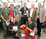 Beetpflüger Sebastian Wurzinger (3), Carsten Berl (2). Sebastian Körkel (1). Drehpflüger Alexander Heitz (1), Joachim Hauck vom Landwirtschaftsministerium, Thomas König vom Landesverband Leistungspflügen (v. l. oben). Drehpflüger Matthias Stengelin (3) und Benjamin Lenz (2).