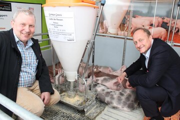 Schweinehalter Manfred Sommer und LBV-Prsident Joachim Rukwied