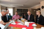 CDU-Abgeordneter Konrad Epple (Mitte) und Dr. Friedrich Bullinger von der FDP (r.) beraten in der Verwaltungsstelle Häfnerhaslach der Gemeinde Sachsenheim über den Polizeieinsatz.