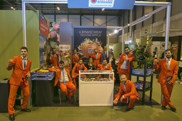 Die Mnner in ihren roten Anzgen waren ein Blickfang, der fr einen markanten Einstieg in die neue Werbekampagne fr Kanzi sorgte. 