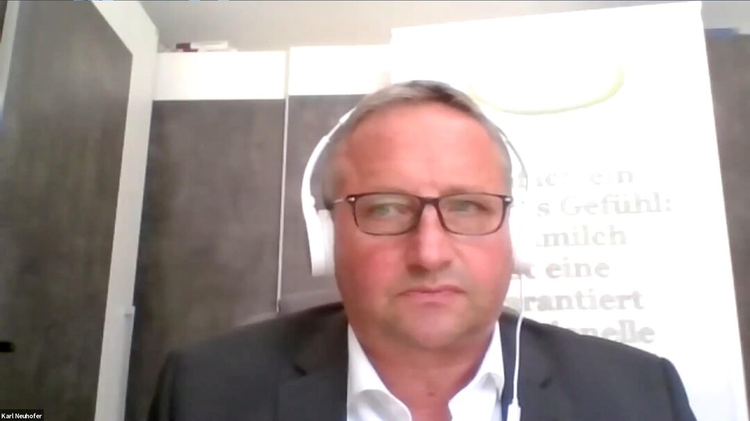 Karl Neuhofer beleuchtete den Markt fr Heumilch und welche Chancen es derzeit dar gibt. 7500 Heumilchbauern und 60 Heumilchverarbeiter sind Teil der ARGE Heumilch, die Erzeuger und Verarbeiter bert und weiterbildet, um die Wertschpfung fr deren Produkte zu erhhen. 