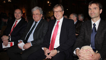 Interessante Vortrge zur Betriebswirtschaft gab es beim Sparkassen-Forum in Wolfegg: (v. l.) Heinz Pumpmeier, Vorstandvorsitzender der KSK Ravensburg, Landrat Kurt Widmaier, Vorstandsmitglied Norbert Martin und Professor Enno Bahrs von der Uni Hohenheim. 
