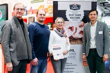 Wurden bei der IGW als Wertschtze-Botschafter ausgezeichnet: Brigitte und Stefan Schaut-Schwarz mit Clemens Dirscherl (links) und Stefan Gallmeier (rechts) von Kaufland. 