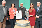 Staatsehrenpreis des Landes Rheinland-Pfalz für die Edelobst- und Whiskydestillerie, Christiane und Bernhard Höning. Hier zu sehen Bernhard Höning, umrahmt von (v. l. ) Otto Hey, Daniela Schmitt, Sophia Hanke und Norbert Schindler.