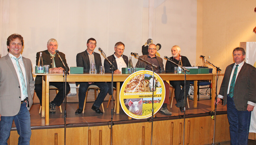Den Milchmarkt voranbringen hieß das Motto auf der Delegiertentagung in Eutingen. Es diskutierten (v. l.) Hans Epp, Vorsitzender Milchprüfring Bayern; Norbert Mast, Mitglied im Landesvorstand des Bundesverbandes Deutscher Milchviehhalter; Gerhard Glaser, LBV-Vizepräsident; Omira-Geschäftsführer Ralph Wonnemann und Michael Rebmann, Dorfkäserei Geifertshofen. Die Gesprächsleitung hatte Stefan Schäfer (l.) und Gerhard Fassnacht, KBV-Freudenstadt (r).