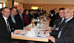 Volles Haus bei der Jahreshauptversammlung des Kreisbauernverbandes Allgäu-Oberschwaben e.V. unter dem Vorsitzenden Waldemar Westermayer (rechts) mit prominenten Gästen, darunter unter anderen Norbert Lins (links) vom europäischen Parlament, Harald Sievers (2.v.r.) Landrat im Kreis Ravensburg, Raimund Haser (2.v.l.) (MdL CDU) sowie weiter hinten in der Tischreihe Axel Müller (MdB CDU) und Josef Rief (MdB CDU).