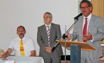 Raus aus der Verteidigungsecke: Sie mssen Geschichten erzhlen knnen, ermunterte der Werbefachmann Professor Klaus Kocks. Links im Bild ist Heinz Hahn (Mitte), Vorsitzender der Sddeutschen Butter- und Ksebrse und der stellvertretende Vorsitzende Dr. Markus Albrecht. 