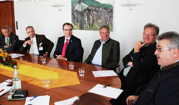 "Unsere Aufgabe ist es, hochwertige Lebensmittel zu produzieren und das ist in dieser Betriebssttte mglich", freute sich Clemens Tnnies (3.v.l.) beim Pressegesprch am Kemptener Schlachthof mit (v.r.n.l.) Erich Glz, Geschftsfhrer A.F.G. Allgu Fleisch; Gebhard Kaiser, Landrat Oberallgu; Hannes Feneberg, Feneberg; Gerd Sonnleitner, ehemaliger DBV-Prsident und Hans-Peter Rauch, Vizeprsident der Handwerkskammer Schwaben. 