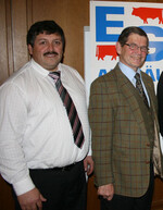Berthold Kirchmaier (l.), Geschäftsführer der Erzeugergemeinschaft für Schlachtvieh Allgäu w. V. (EG) Kaufbeuren und Anton Straub vom MR Lindau wollen neue Fleischmärkte erschließen.