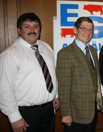 Berthold Kirchmaier (l.), Geschftsfhrer der Erzeugergemeinschaft fr Schlachtvieh Allgu w. V. (EG) Kaufbeuren und Anton Straub vom MR Lindau wollen neue Fleischmrkte erschlieen.