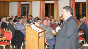 Volles Haus im Ochsen in Kilegg: Berthold Kirchmaier, Geschftsfhrer der EZG fr Schlachtvieh Allgu w.V., vermarktet die Tiere direkt aus den Betrieben heraus, ohne Zwischenhandel. Im Allgu ist die EZG der grte Anbieter von Schlachtvieh.