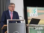 Dr. Reinhold Klaiber, Leiter des Landwirtschaftsamtes, vertrat beim Kreisbauerntag am 21. Januar 2017 in Dettingen/Teck den erkrankten Landrat Heinz Eininger. Dr. Klaiber dankte den Mitwirkenden der Gläsernen Produktion. Den Absolventen der Grünen Berufe gratulierte er zum erfolgreichen Berufsabschluss.