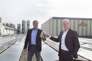 (v.l.) Klaus Preiser und Andreas Schneider freuen sich ber die Installation der neuen Solaranlage.
