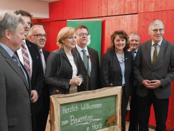 Bundesministerin beim Bauerntag am 5. Februar 2019 in Horb  Julia Klckner, Kreisobmnner Gerhard Fassnacht (links) und Friedrich Grohans (2. von rechts), Landfrauen-Prsidentin Juliane Vees (3. von rechts) und Staatssekretr Hans-Joachim Fuchtel (zwischen Klckner und Vees) freuen sich ber die groe Zuhrerzahl in der Hohenberghalle.