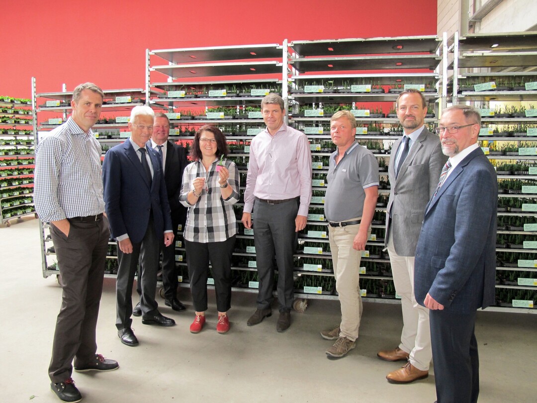 Besuch im Jungpflanzenbetrieb Selecta Klemm (von links): Per Klemm, Geschäftsführender Gesellschafter der Selecta Unternehmensgruppe, Hartmut Weimann, Vizepräsident des Zentralverbandes Gartenbau e.V. (ZVG), Thomas Vohrer, Geschäftsführer des Württember-gischen Gärtnereiverbandes e.V. (WGV), Ute Vogt, Bundestagsabgeordnete und stellvertre-tende Vorsitzende der SPD-Bundestagsfraktion, Nils Klemm, Geschäftsführender Gesell-schafter der Selecta Unternehmensgruppe, Dirk Schimmelpfeng, Bereichsleiter Produktion RC, ZVG-Generalsekretär Bertram Fleischer, Dieter Weiler, WGV.