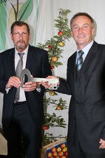 Schlüsselübergabe durch Wolfgang Peter (l.) von der Staatlichen Hochbauverwaltung an KOB- Geschäftsführer Dr. Manfred Büchele.