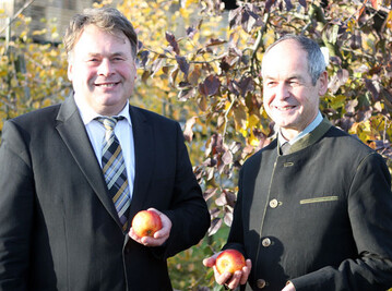 Die Agrarminister von Baden-Wrttemberg und Bayern, Rudolf Kberle (r.) und Helmut Brunner, steckten bei einem Arbeitstreffen im Allgu/Bodenseegebiet gemeinsame agrarpolitische Positionen ab.