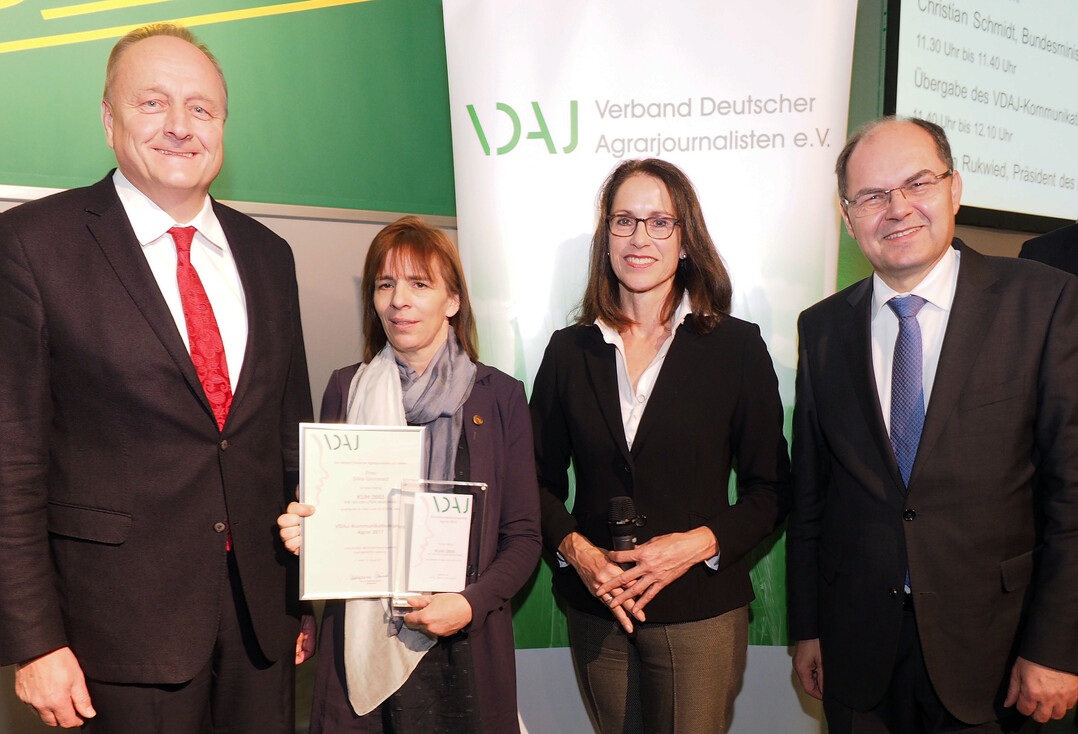 Bei der Übergabe des VDAJ-Kommunikationspreises 2017 im Rahmen der Internationalen Grünen Woche in Berlin: v.li.: Joachim Rukwied, Präsident des Deutschen Bauernverbandes, Preisträgerin Silke Gronwald, Dr. Katharina Seuser, Vorsitzende des Verbandes Deutscher Agrarjournalisten und Bundeslandwirtschaftsminister Christian Schmidt.