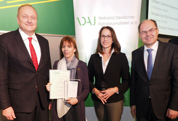 Bei der bergabe des VDAJ-Kommunikationspreises 2017 im Rahmen der Internationalen Grnen Woche in Berlin: v.li.: Joachim Rukwied, Prsident des Deutschen Bauernverbandes, Preistrgerin Silke Gronwald, Dr. Katharina Seuser, Vorsitzende des Verbandes Deutscher Agrarjournalisten und Bundeslandwirtschaftsminister Christian Schmidt.