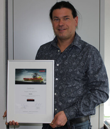 Der Claas-Lieferantenpreis fr die beste Qualitt ging nach Altshausen: Klaus Kosel, Geschftsfhrer der Kosel GmbH ist stolz auf die Auszeichnung durch den Landtechnikhersteller Claas. Weitere Gewinner des Lieferantenpreises 2010 sind die Firma Hella KGaA Hueck & Co., Lippstadt fr den Bereich Logistik, die Preh GmbH Bad Neustadt a. d. Saale (Innovation) und die Remondis GmbH & Co. KG, Bochum (Service). Gesamtsieger wurde die Rippert Anlagentechnik GmbH & Co. KG, Herzebrock-Clarholz.