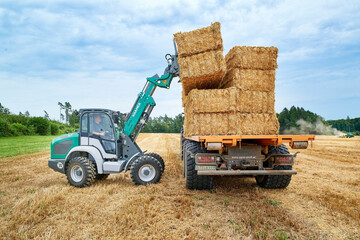 John Deere und Kramer haben eine Vereinbarung zum Vertrieb von landwirtschaftlichen Rad- und Teleskoplader abgeschlossen. Die Produkte werden ber die John Deere Vertriebspartner unter dem Markennamen Kramer angeboten.