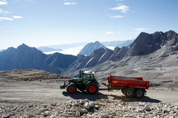  Transportarbeiten in 2600 m Hhe, unterschiedlichste Steigungen und lockeres Felsgestein erfordern eine hohe Konzentration des Fahrers. 
