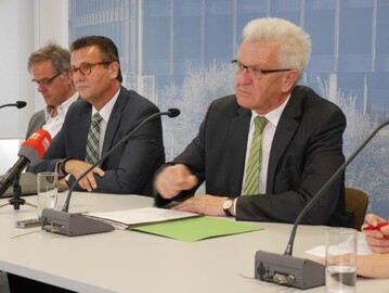 Stehen zu den Bauern in Baden-Wrttemberg: Ministerprsident Winfried Kretschmann und Minister Peter Hauk (links) auf der Landespressekonferenz am 21. Juni 2016 in Stuttgart; ganz links Regierungssprecher Rudi Hoogvliet.