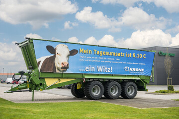 Der Wagen mit dem Aktionsbanner steht vor dem Krone Trainingszentrum an der Portlandstrae in Spelle. 