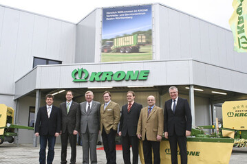 Freude ber den Neubau bei (v. l.): Architekt Theo Neuscheler, Betriebsleiter Michael Eberhard, Dr. Bernard Krone und Sohn Bernard, Brgermeister Stefan Hammer sowie die Krone-Geschftsfhrer Wolfgang Jung und Wilhelm Voss.