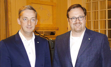 Bernard Krone (r.), geschftsfhrender Gesellschafter, und Vertriebsgeschftsfhrer Martin Eying sind mit dem gerade abgelaufenen Geschftsjahr 2017/18 sehr zufrieden.